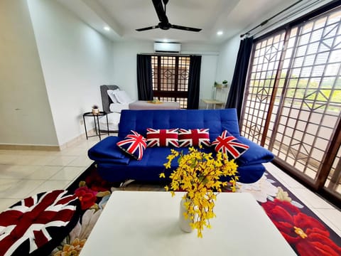 Bed, Living room, Photo of the whole room, Seating area