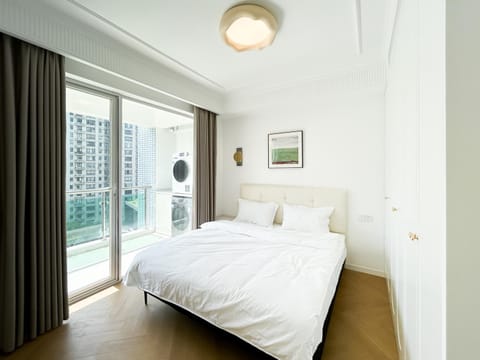 Eastern Hub - Bund Branch Simply Luxurious 4 King Beds, Big French Windows with Bund Views Apartment in Shanghai