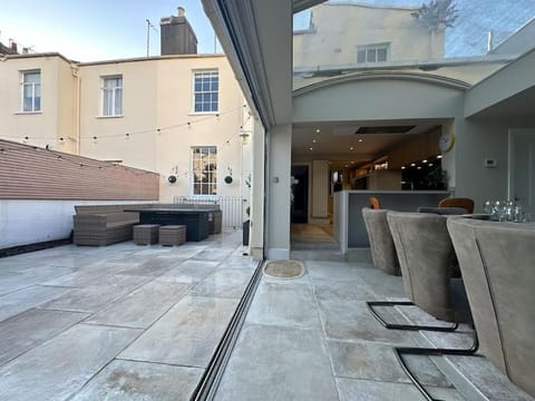 Beautiful 5-Bed Regency Home in Montpellier House in Cheltenham