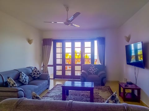 Communal lounge/ TV room, TV and multimedia, Living room, Seating area, Evening entertainment