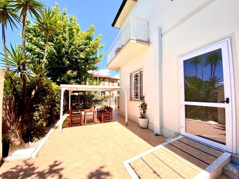 Patio, Facade/entrance