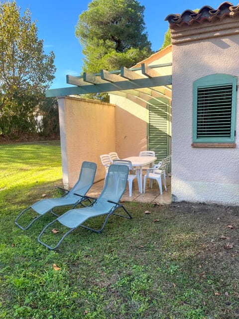 Patio, Garden, Garden view, sunbed