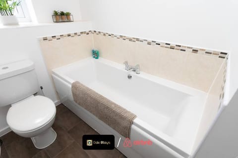 30Nights Escape l 3BedRooms l City Center l Leicester l Premium Deals by Oak Stays l Exclusive Deal on 3 Bed City Center Leicester Apartment l Sleeps 6 l Free Parking l Wifi l Stylish l City View l By Oak Stays Short Lets & Serviced Accommodations Apartment in Leicester