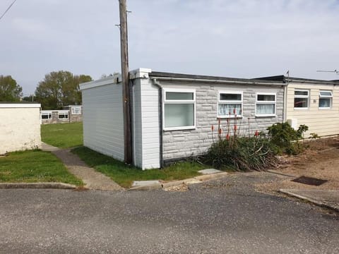 112 Sandown Holiday Park, Wifi, sleeps 4 Chalet in Yaverland