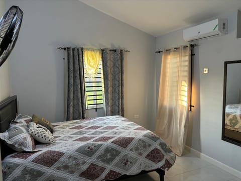 New 2Bdr Topical Getaway in Gated community Alojamiento y desayuno in Saint Catherine Parish