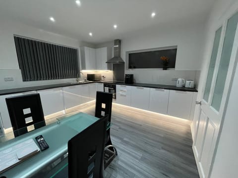 TV and multimedia, Kitchen or kitchenette, Dining area