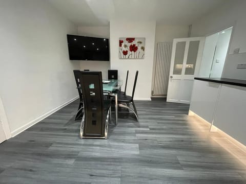 TV and multimedia, Kitchen or kitchenette, Dining area