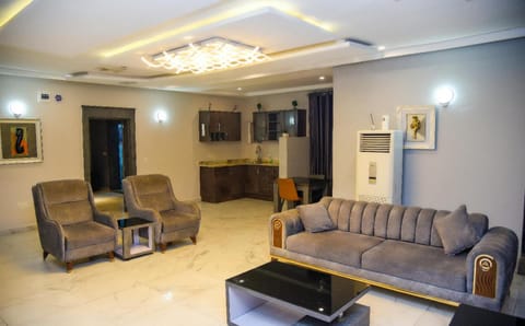 Property building, Restaurant/places to eat, TV and multimedia, Living room, Seating area, Breakfast