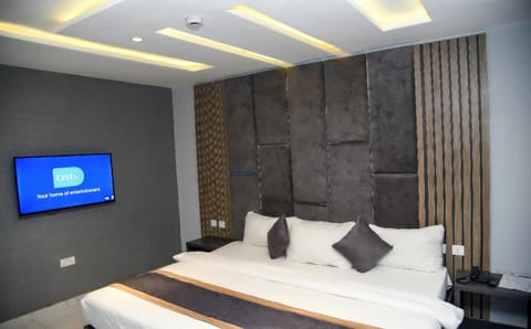 Property building, Restaurant/places to eat, Bed, TV and multimedia, Photo of the whole room, Bedroom, Breakfast