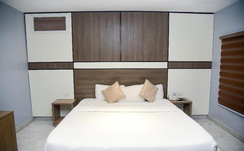 Property building, Restaurant/places to eat, Bed, Photo of the whole room, Bedroom, Breakfast, wardrobe