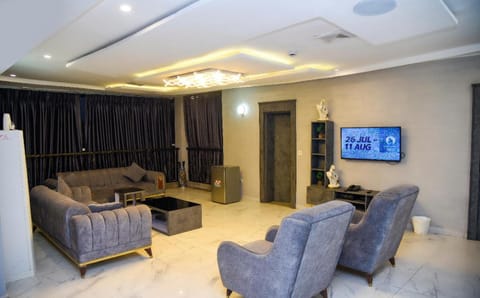 Property building, Restaurant/places to eat, Communal lounge/ TV room, TV and multimedia, Living room, Seating area, Evening entertainment, Breakfast