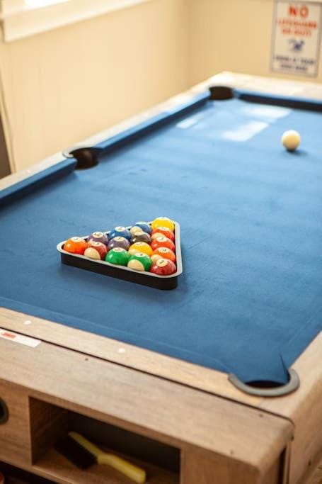 Billiard, Game Room