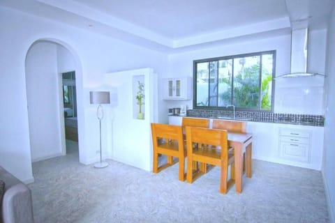 Kitchen or kitchenette, Living room, Seating area, Dining area