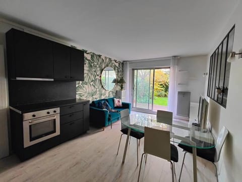 2 Bedroom flat with 100m2 garden & secure parking Apartment in Courbevoie