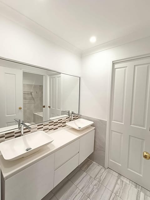 Peaceful Room with Attached Bathroom in Modern, Baulkham Hills Home - BH0 Vacation rental in Castle Hill