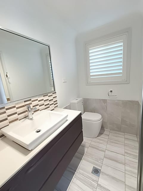 Peaceful Room with Attached Bathroom in Modern, Baulkham Hills Home - BH0 Vacation rental in Castle Hill