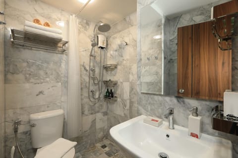 Shower, Toilet