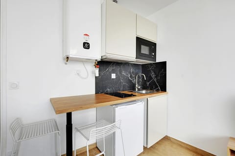 Kitchen or kitchenette, Dining area, stove