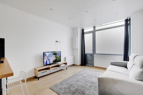 TV and multimedia, Living room, Seating area, Bedroom