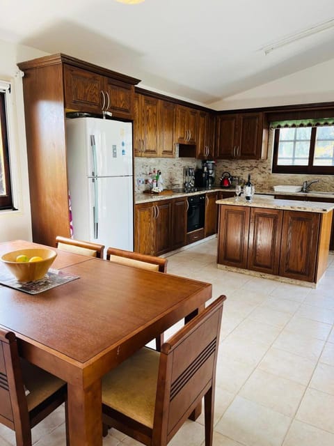 Kitchen or kitchenette, Dining area, dishwasher, oven, stove, toaster