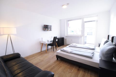 Bed, TV and multimedia, Photo of the whole room, Bedroom, towels