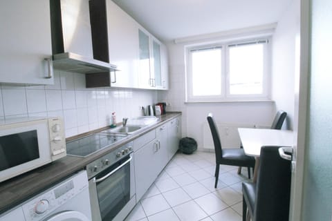 Kitchen or kitchenette, Dining area, oven, stove