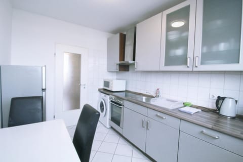 Kitchen or kitchenette, Dining area, oven, stove