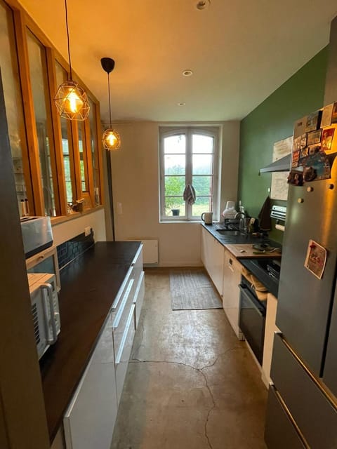 Kitchen or kitchenette, dishwasher, minibar, oven, stove