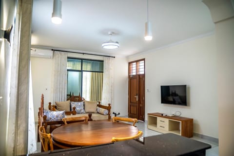 TV and multimedia, Living room, Seating area, Dining area, air conditioner