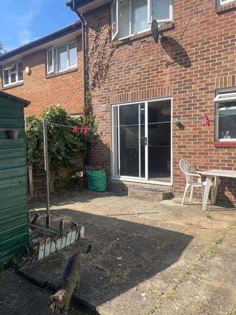 Cosy 2 bed ground floor maisonette with garden 2 min from tube station Apartment in Ilford