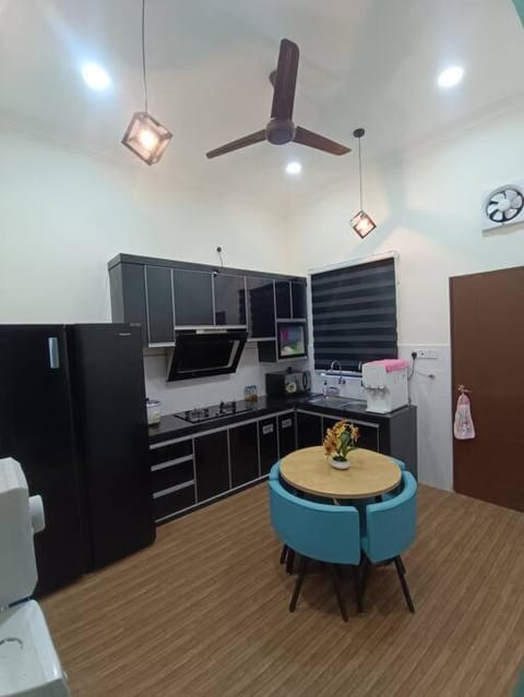 Kitchen or kitchenette, Dining area, oven, stove