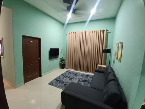 Communal lounge/ TV room, TV and multimedia, Living room, Seating area, Evening entertainment