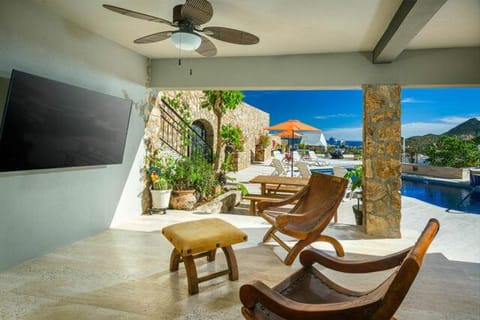 Patio, Day, TV and multimedia, Evening entertainment, Pool view, Swimming pool, sunbed