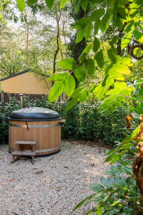 Wild Flower luxe chalet met Hot Tub en prachtige tuin en overkapping Chalet in Hoenderloo