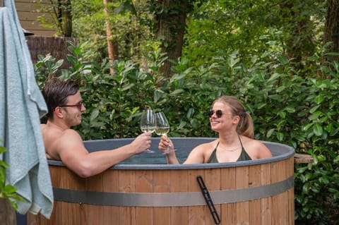 Day, Natural landscape, Hot Tub, Food and drinks, Guests