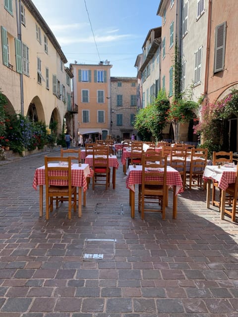 Biot - Place des Arcades Apartment in Villeneuve-Loubet