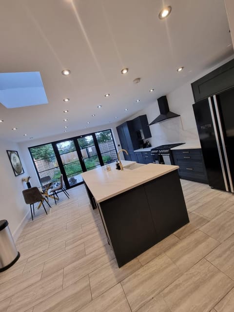 Stunning Open Plan 3 Bedroom House House in Enfield