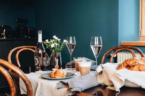 Living room, Food, Breakfast