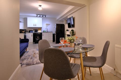 TV and multimedia, Kitchen or kitchenette, Dining area