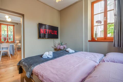 Bed, TV and multimedia, Photo of the whole room, Bedroom, towels