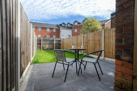 Stylish 2 Bedroom Home with Free on Street Parking Apartment in Derby