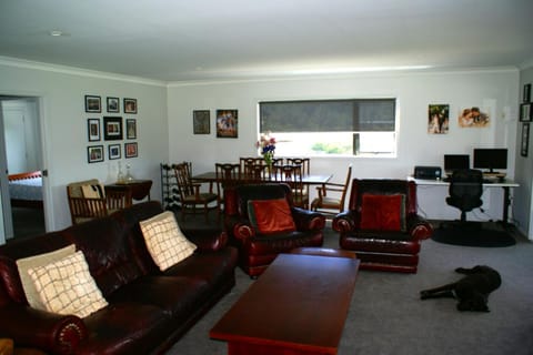 Hosts on the Coast Estuary Views House in Whangamatā