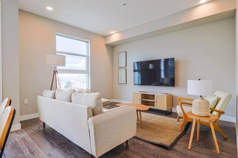 Comfy & Modern 2 BDR & 2 BTH in Hollywood FREE Pkg Apartment in Beverly Hills