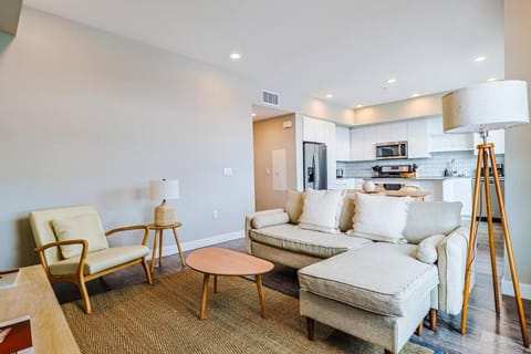 Comfy & Modern 2 BDR & 2 BTH in Hollywood FREE Pkg Apartment in Beverly Hills