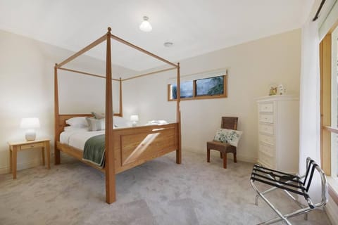 Spacious four bedroom central house sleeps 8 House in Warrnambool