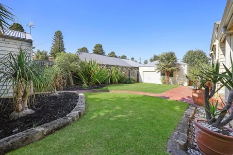 Spacious four bedroom central house sleeps 8 House in Warrnambool