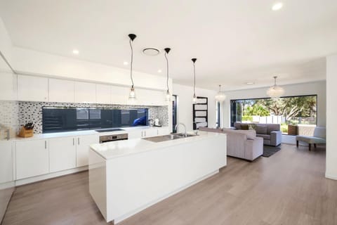 Lakeside Luxury - 13 Lake Street House in Terrigal