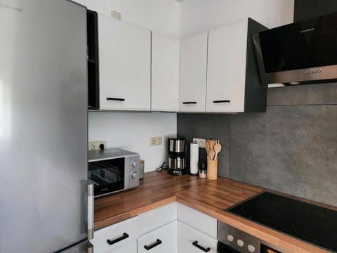 Kitchen or kitchenette, microwave, kitchen