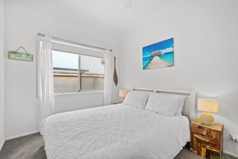 Beachside Bungalow Unit 5, 139 Avoca Dr House in Cape Three Points Road