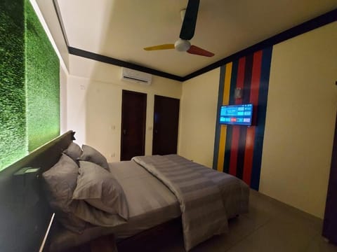 Bed, TV and multimedia, Bedroom